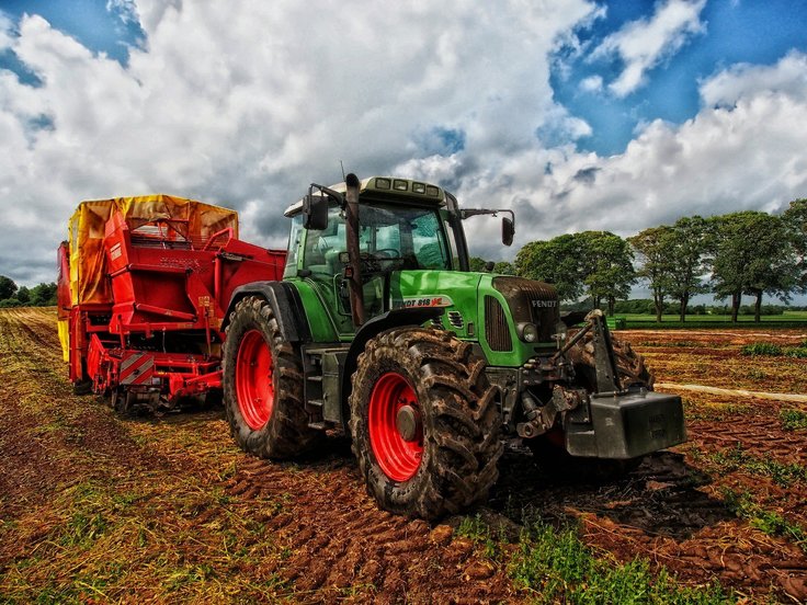 Ein Traktor auf einem Acker