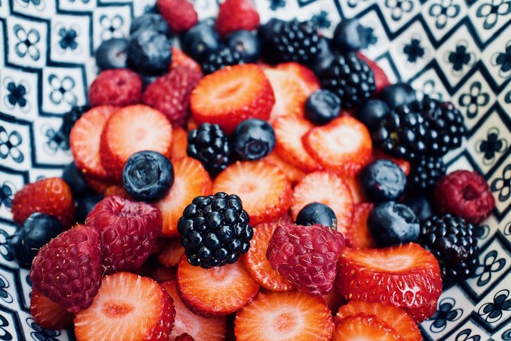 Verschiedene frische Beeren angerichtet auf einem Teller