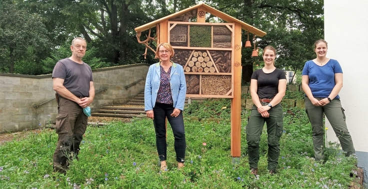 Ein Gruppenfoto vor einem Insektenhotel zeigt Forstministerin Barbara Otte-Kinast und FÖJ-lerinnen Johanna Heinze und Lilly-Josefin Köpnick
