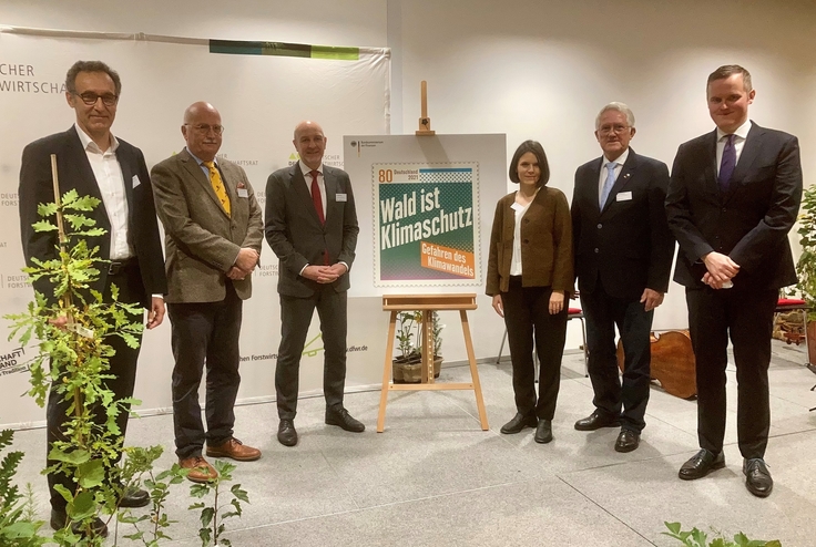 Gruppenfoto zur Präsentation der Sondermarke "Wald ist Klimaschutz"