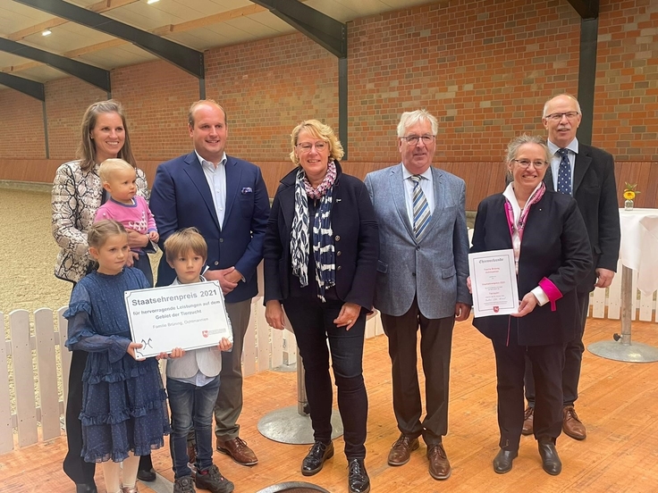 Gruppenbild: Ministerin Barbara Otte-Kinast mit der ausgezeichneten Familie Brüning und Gerhard Schwetje, Präsident der Landwirtschaftskammer.