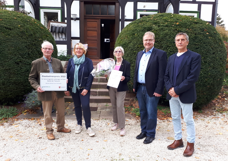 Gruppenbild: Ministerin Barbara Otte-Kinast überreicht den Niedersächsischen Staatsehrenpreis Tierzucht an Familie Albrecht.