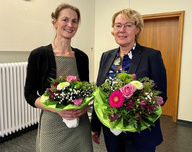 Landwirtschaftsministerin Miriam Staudte steht neben Barbara Otte-Kinast.