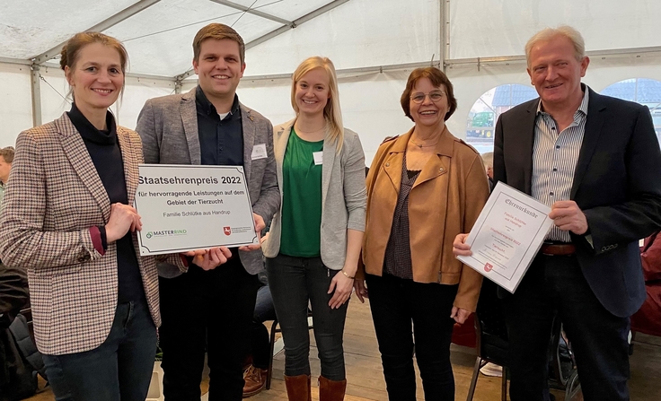 Gruppenbild mit Ministerin Miriam Staudte bei Preisübergabe