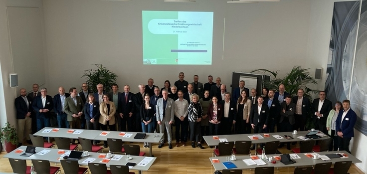 Gruppenbild mit Ministerin Miriam Staudte und den Teilnehmenden des Netzwerktreffend