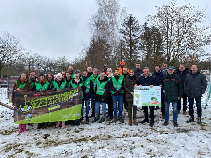 Gruppenfoto mit Ministerin und weiteren Beteiligten der Pflanzaktion