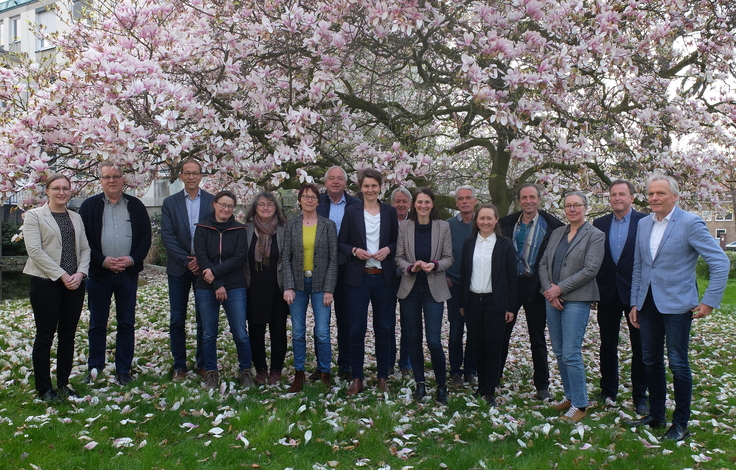 Gruppenbild: Ministerin Miriam Staudte mit Mitgliedern des Ökobeirats im Garten des Ministeriums