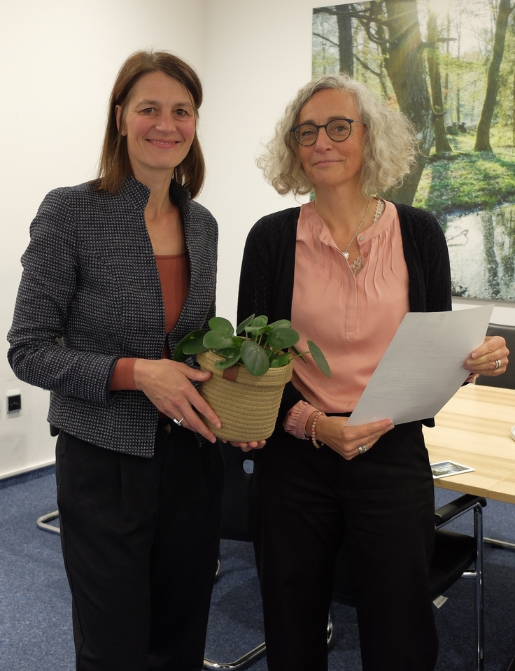 Niedersachsens Agrarministerin Miriam Staudte steht neben Martina Weber.