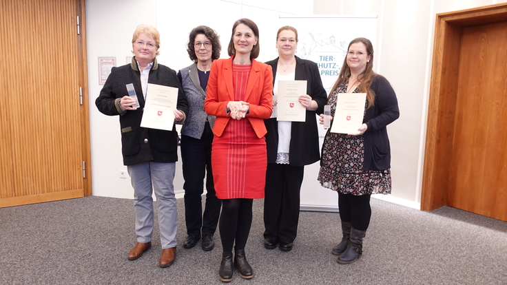 Ein Gruppenfoto zeigt Ministerin Miriam Staudte mit den Preisträgerinnen des Tierschutzpreises Niedersachsen