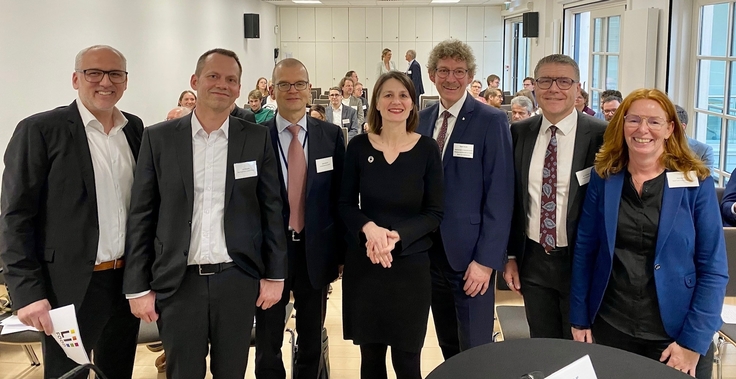 Gruppenfoto: Landwirtschaftsministerin Miriam Staudte und Wirtschafts-Staatssekretär Frank Doods mit den Panel-Teilnehmer*innen in der Landesvertretung Niedersachsen in Brüssel