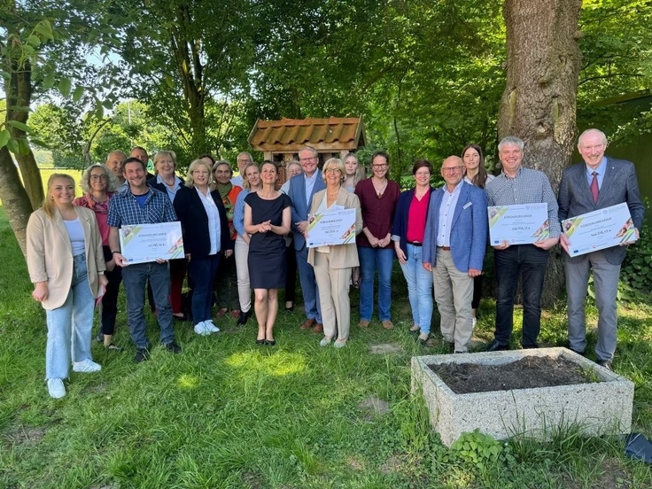 Gruppenfoto mit allen Projektträger*innen: Vier Förderbescheide über insgesamt fast 1,4 Millionen Euro hatte Landwirtschaftsministerin Miriam Staudte bei ihrem Besuch des Amtes für regionale Landesentwicklung (ArL) Weser-Ems im Gepäck.