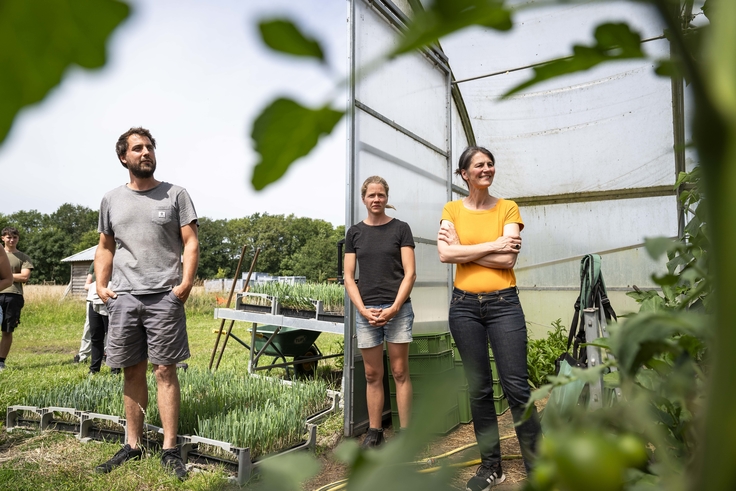 Ministerin Miriam Staudte im Gewächshaus. Dort verschafft sie sich einen Überblick über den vielfältigen Gemüseanbau auf dem Biohof am Kolk.