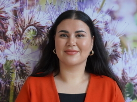 Rima Meste vor Kornblumen