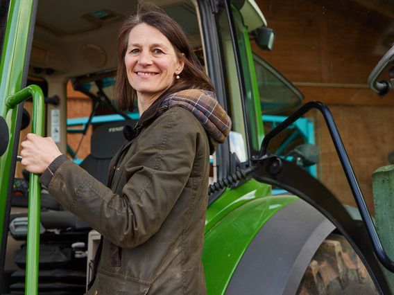Landwirtschaftsministerin Miriam Staudte an einem grünen Tracktor
