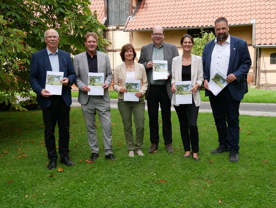 Landwirtschaftsministerin Miriam Staudte und Umweltminister Christian Meyer präsentieren den Jahresbericht zusammen mit LWK, NABU, BUND und Landvolk