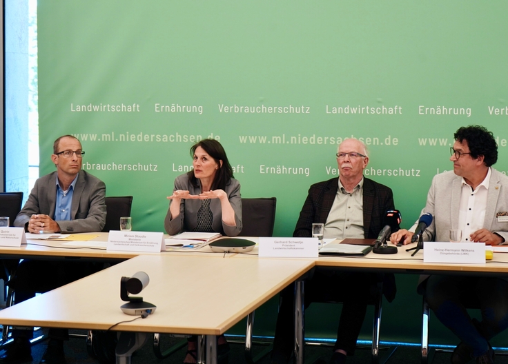 Ministerin Miriam Staudte stellt den Nährstoffberichts 2023 - 2024 im Sitzungssaal des Landwirtschaftsministeriums vor