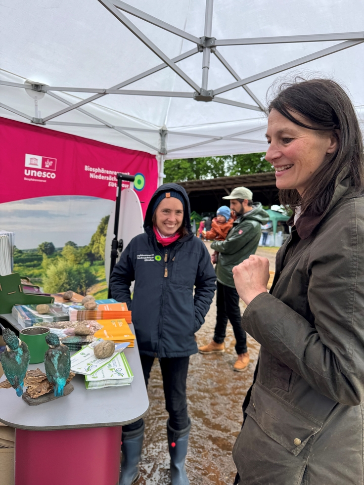 Ministerin Miriam Staudte am Touristikstand