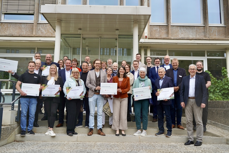 Landwirtschaftsministerin Miriam Staudte (1. Reihe, 4. von rechts) mit Vertreterinnen und Vertretern der Projekttragenden und Ämter für regionale Landesentwicklung.