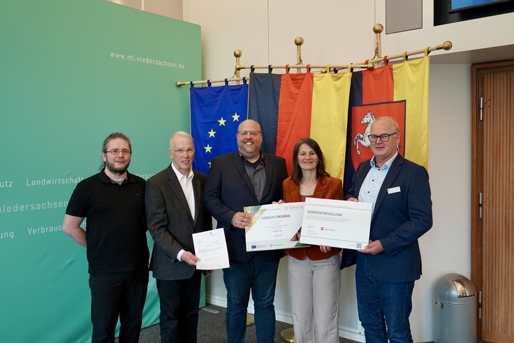 Bescheidübergabe für das Projekt der Gemeinde Rosdorf: (v.l.n.r.) Heiko Oertel (ArL Braunschweig), Rainer Becker, Heiko Kubrik, Ministerin Miriam Staudte und Franz Brinker (ArL Braunschweig).
