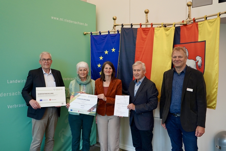Bescheidübergabe für das Projekt der Gemeinde Schönewörde: (v.l.n.r.) Jürgen Theuerkauf (ArL Braunschweig), Heinrich Buchholz, Ministerin Miriam Staudte, Katrin Baetge und Ewald Rowohlt.