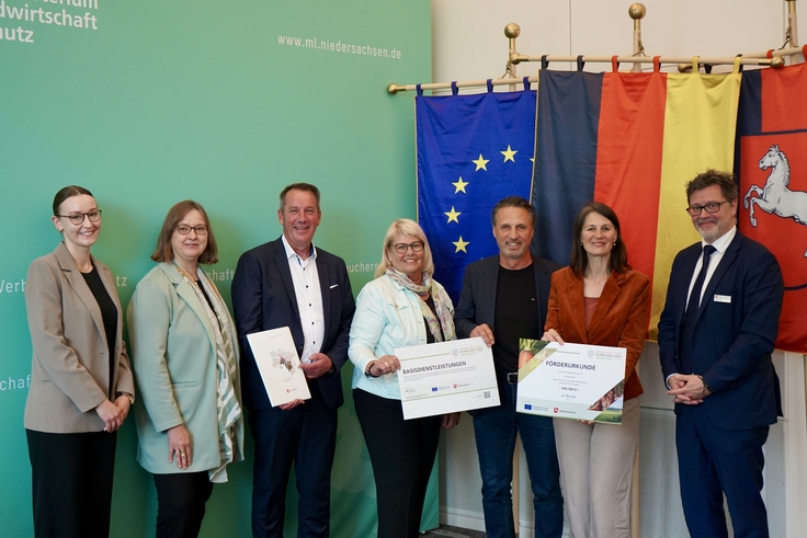 Bescheidübergabe für das Projekt „Freies Bad Bodenburg e.V.“ (v.l.n.r.) Rose Krill (ArL Leine-Weser), Frauke Patzke (Landesbeauftragte für regionale Landesentwicklung L-W), Maik Rohrbach, Ute Hoppe, Ministerin Miriam Staudte und Holger Aue (ArL L-