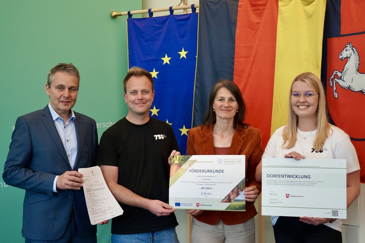 Bescheidübergabe für das Projekt des Luttumer Heimatverein e.V.: (v.l.n.r.) Cord-Brün Voige (ArL Lüneburg), Manuel Otten, Ministerin Miriam Staudte und Paula Cordes.