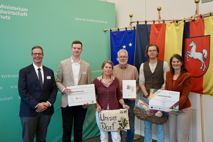 Bescheidübergabe für das Projekt von Ferdinand Brockhaus: (v.l.n.r.) Sönke Stender (ArL Weser-Ems), Jan Fröhling (ArL Weser-Ems), Ingrid Brockhaus, Dirk Brockhaus, Ferdinand Brockhaus und Ministerin Miriam Staudte.