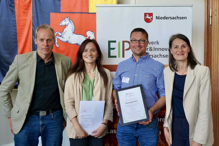Landwirtschaftsministerin Miriam Staudte (rechts) übergibt den Bescheid für die EIP-Förderung an das Projekt „Hempilot“.
