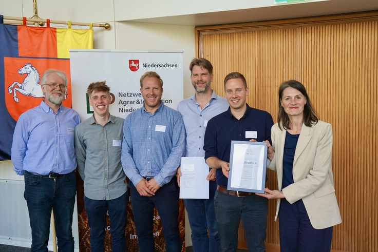 Landwirtschaftsministerin Miriam Staudte (rechts) übergibt den Bescheid für die EIP-Förderung an das Projekt „HydroBox“.