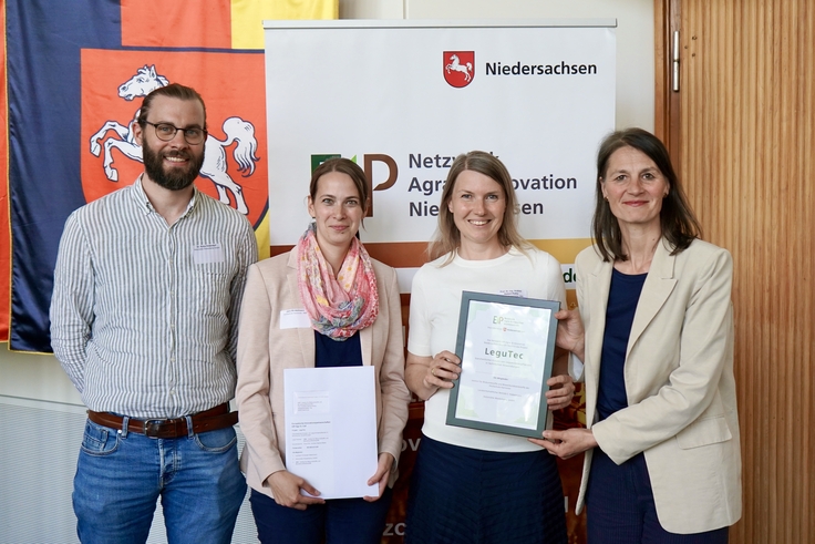 Landwirtschaftsministerin Miriam Staudte (rechts) übergibt den Bescheid für die EIP-Förderung an das Projekt „LeguTec“.