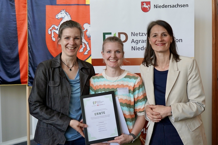 Landwirtschaftsministerin Miriam Staudte (rechts) übergibt den Bescheid für die EIP-Förderung an das Projekt „ERNTE“.