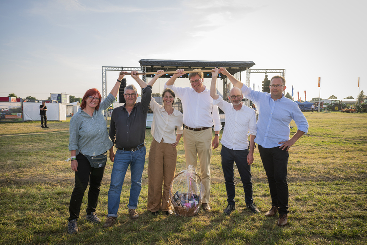 Staffelstabübergabe: (v.l.n.r.) Vera Bruder (FiBL), Ralf Weber (Bauckhof), Ministerin Miriam Staudte, Georg-Ludwig von Breitenbuch (Sächsischer Staatsminister für Landw.), Peter Röhrig (BÖLW) und Bernhard Wagner (Wassergut Canitz).