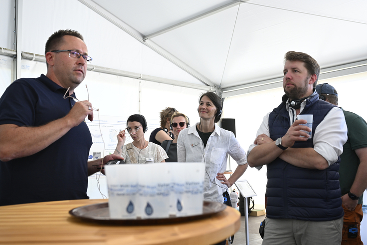 Ministerin Staudte informiert sich mit der Niedersächsischen Delegation am Stand der Wassergut GmbH über Wassermanagement und Schutz des Trinkwassers