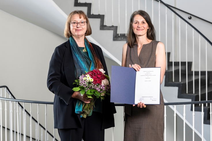 Ministerin Miriam Staudte übergibt Staatssekretärin Frauke Patzke im Flur des ML ihre Ernennungsurkunde