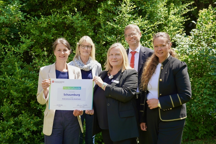 Öko-Modellregion Schaumburg: (v.l.n.r.) Landwirtschaftsministerin Miriam Staudte, Martina Engelking (Naturschutzamt), Astrid Otto (Dezernentin LK), Dr. Ludwig Schätzl (Amt für Wirtschaftsförderung und Regionalplanung) und Colette Thiemann (CDU).