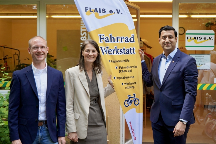 Förderung für die Fahrradwerkstatt: v.l.n.r. André Höpfner (FLAIS e.V.), Verbraucherschutzministerin Miriam Staudte und Bezirksbürgermeister Dr. Wjahat Waraich (Bothfeld-Vahrenheide)
