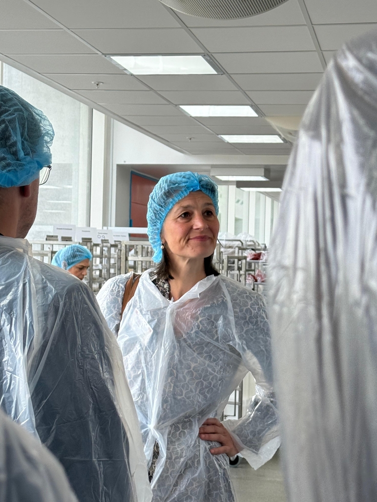 Ministerin Miriam Staudte in Schutzkleidung