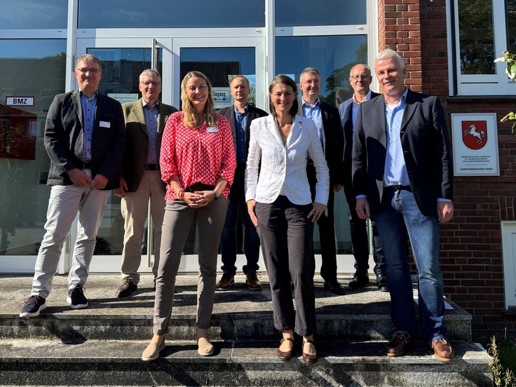 Personen vor Glasfassade des Futtermittelinstituts des LAVES: (v.l.n.r.) Dr. Marc Volkmann, Dr. Jona Freise, Dr. Martina Weber, Tim Schwengels, Ministerin Miriam Staudte, Klaus Steinkopff, Jörg Lay und Dr. Stefan Effkemann