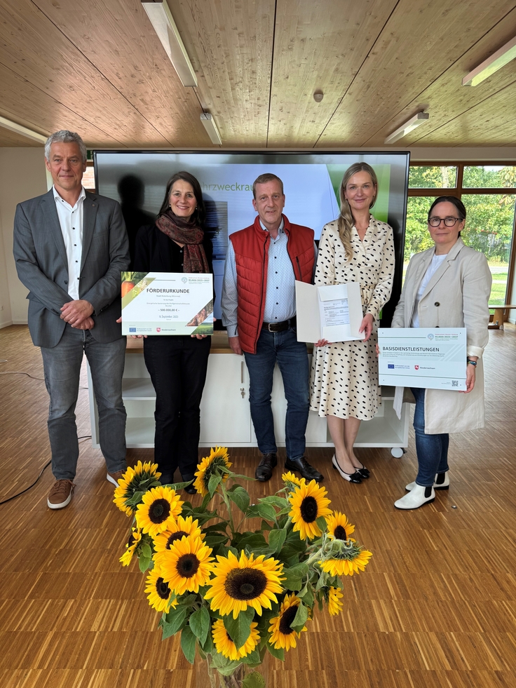 Bescheidübergabe Dorfgemeinschaftshaus Borchel wird energetisch saniert (Landkreis Rotenburg (Wümme))