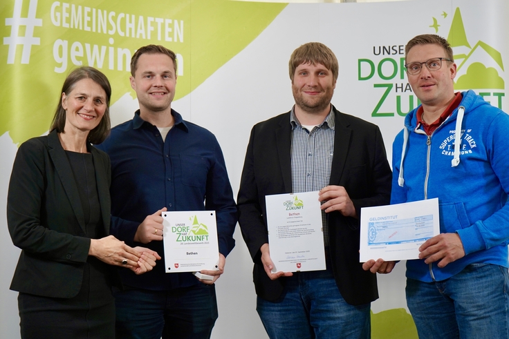 Teilnehmer am Landeswettbewerb „Unser Dorf hat Zukunft“ – Bethen (Cloppenburg): Ministerin Miriam Staudte mit Tobias Möller, Reiner Möller und Benedikt Möller
