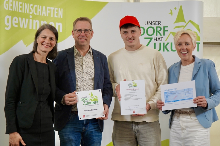 Teilnehmer am Landeswettbewerb „Unser Dorf hat Zukunft“ – Clusorth-Bramhar (Emsland): Ministerin Miriam Staudte mit Dieter Krieger, Lisa Krieger und Jakob Tholen