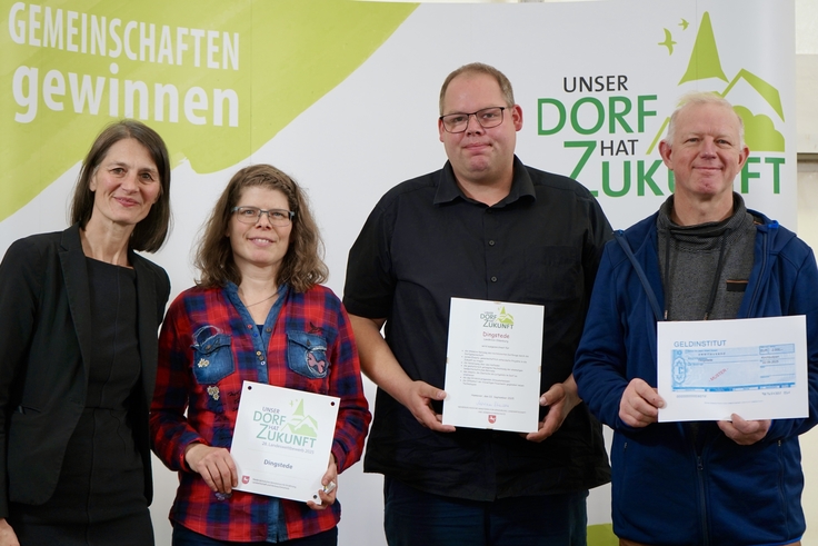 Teilnehmer am Landeswettbewerb „Unser Dorf hat Zukunft“ – Dingstede (Oldenburg): Ministerin Miriam Staudte mit Corinna Hagen, Renke von Seggern und Horst Hagen