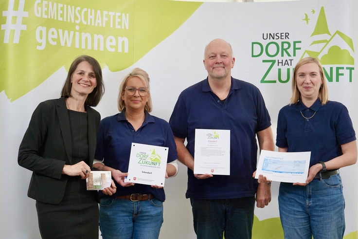 Teilnehmer am Landeswettbewerb „Unser Dorf hat Zukunft“ – Edendorf (Uelzen): Ministerin Miriam Staudte mit Tanja Schröder, Melanie Kühl und Hans-Jürgen Franke