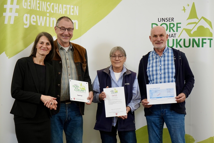 Teilnehmer am Landeswettbewerb „Unser Dorf hat Zukunft“ – Eggeloge (Ammerland): Ministerin Miriam Staudte mit Heiko Willms, Uwe Höstje und Susanne Grube
