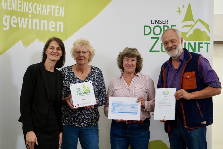 Teilnehmer am Landeswettbewerb „Unser Dorf hat Zukunft“ – Gielde (Wolfenbüttel): Ministerin Miriam Staudte mit Friederike Fiebig, Swanette Egbers und Stephan Reineke