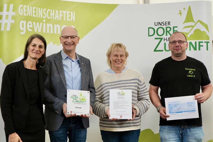 Teilnehmer am Landeswettbewerb „Unser Dorf hat Zukunft“ – Glinstedt (Rotenburg (Wümme)): Ministerin Miriam Staudte mit Detlef Kück, Sandra Pape und Kay Kotza