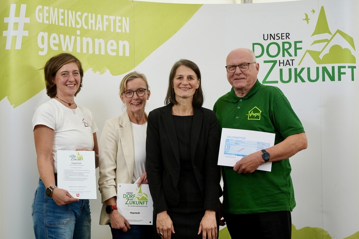 Teilnehmer am Landeswettbewerb „Unser Dorf hat Zukunft“ – Hepstedt (Rotenburg (Wümme)): Ministerin Miriam Staudte mit Heidi Stelljes, Wilhelm Schwiering und Julia Heuduck