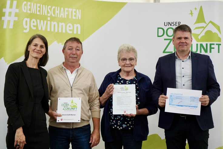 Teilnehmer am Landeswettbewerb „Unser Dorf hat Zukunft“ – Bauernschaft Marren (Cloppenburg): Ministerin Miriam Staudte mit Werner Bischoff, Frank Plaspohl und Mechthild Remmers