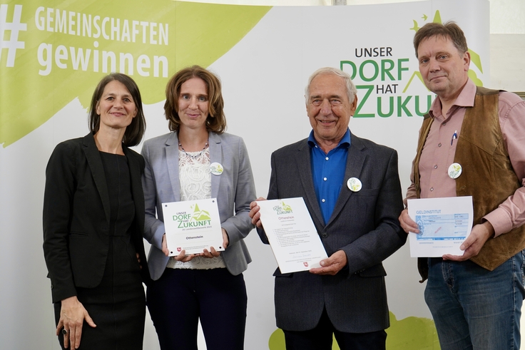 Teilnehmer am Landeswettbewerb „Unser Dorf hat Zukunft“ – Ottenstein (Holzminden): Ministerin Miriam Staudte mit Diana Lönnecker, Manfred Weiner und Tobias Schäfer