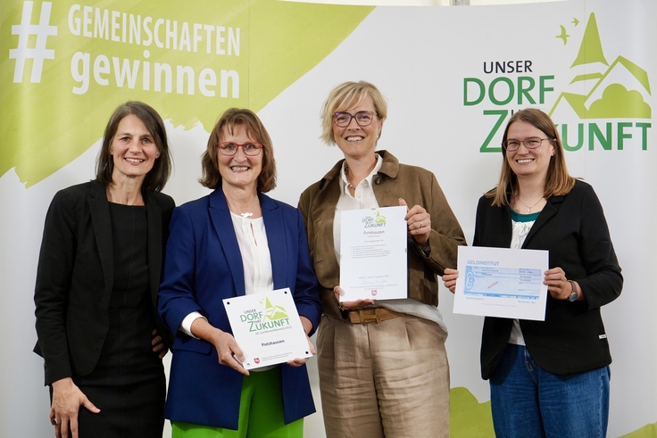 Teilnehmer am Landeswettbewerb „Unser Dorf hat Zukunft“ – Pottshausen (Leer): Ministerin Miriam Staudte mit Helga Meyer, Dagrun Petershaus und Susanne Gruben